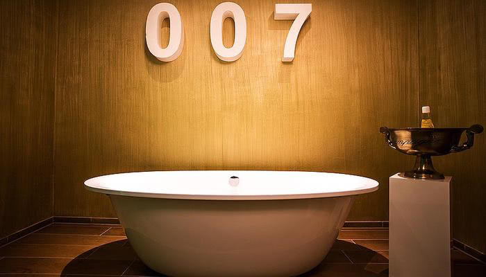 Badewanne im Themenzimmer James Bond