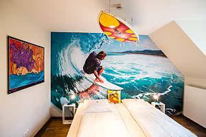 Onze gezellige themakamer met surfer in Hotel Beverland bij Münster en Osnabrück