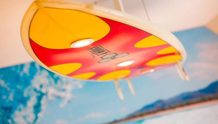 Surfplanklamp in de surfer themakamer in het Hotel Beverland bij Münster en Osnabrück
