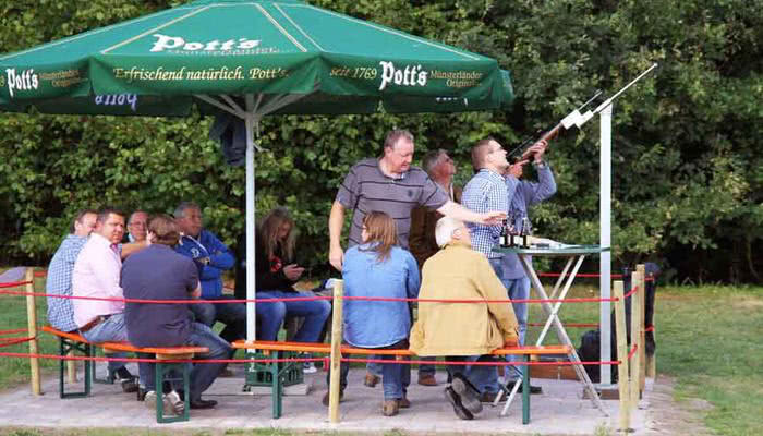 Vogelschießen und Schützenfest mit einer Kleinkaliber auf eine Vogelstange