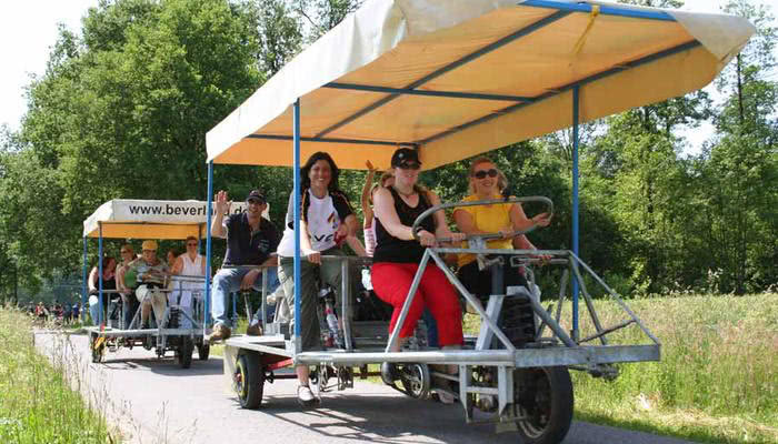 Betriebsausflug oder Abteilungsausflug mit dem Riesentandem oder Bierbike 