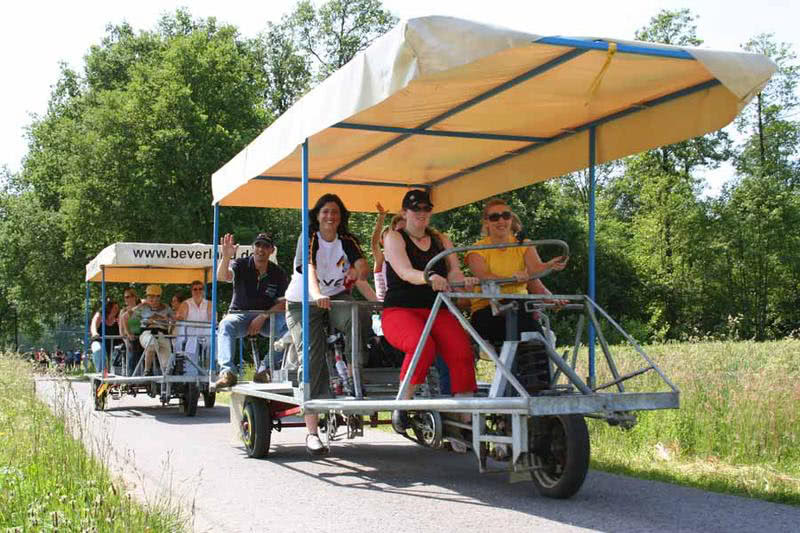 Betriebsausflug oder Abteilungsausflug mit dem Riesentandem oder Bierbike 