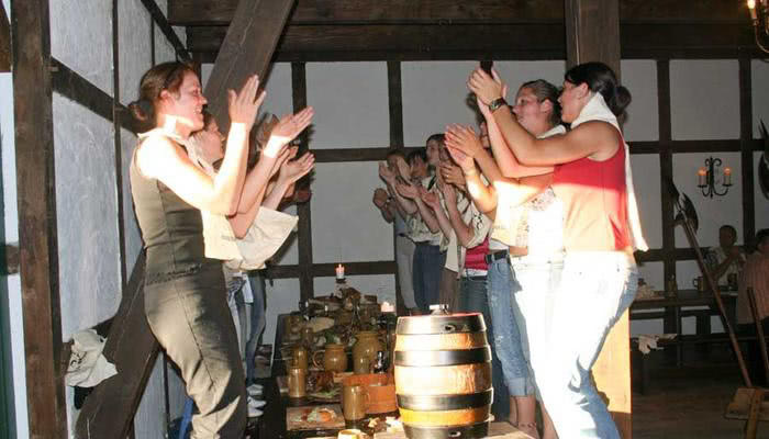 Party in der Scheune auf dem Hof Beverland