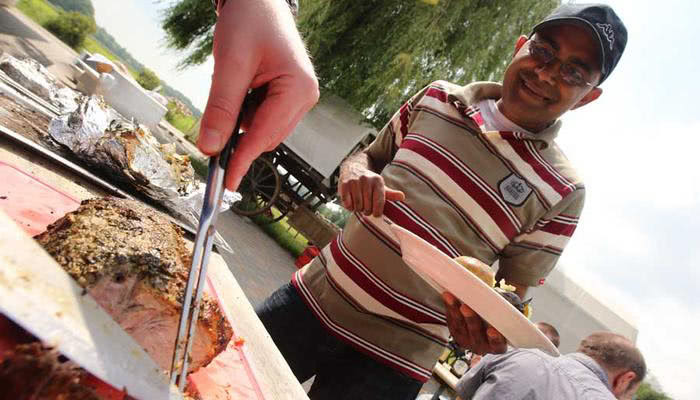 Erdbraten in einem Loch garen