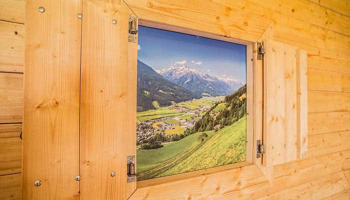 idyllisches Alpenpanorama im Themenhotel Beverland im Almzimmer.