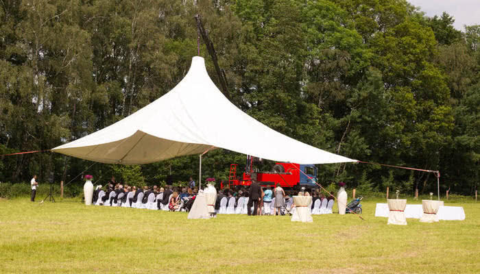 freie Trauung auf einer Wiese auf dem Hof Beverland