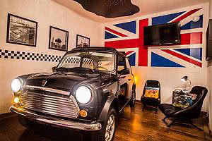 Das Mini Cooper Hotelzimmer im Themenhotel Beverland