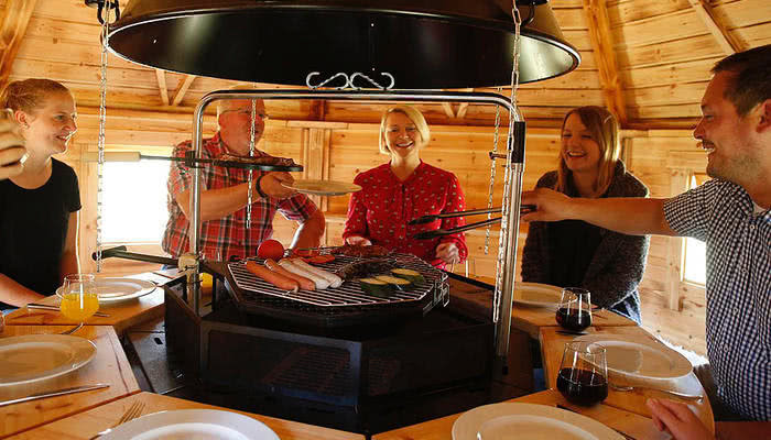 The cozy Grillkota as a barbecue hut from the inside