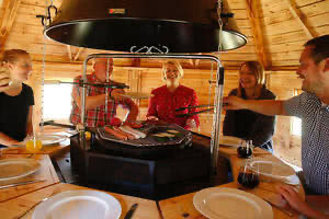 Die gemütliche Grillkota als Grillhütte von innen