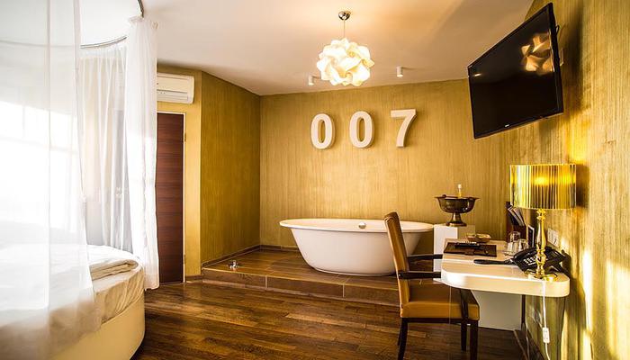 James Bond themed room