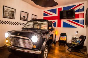 In dem Zimmer des Tagungshotels steht ein original Mini-Cooper.