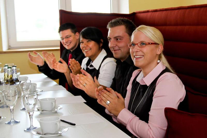 Gäste klatschen bei einer Tagung im Tagungshotel Beverland in Münster und Osanbrück