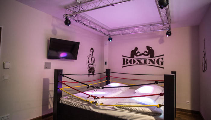 Boxing ring theme room in the theme hotel Beverland