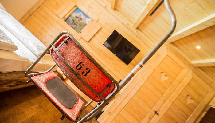 As a desk chair, there is an old chairlift in the Alm theme room in the theme hotel Beverland.