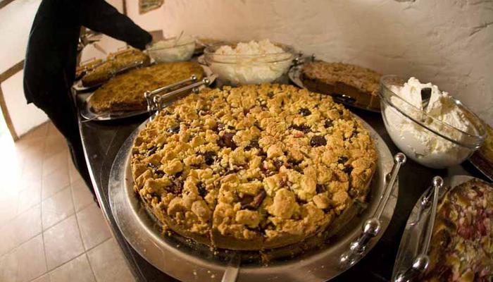 Kuchenbuffet auf dem Hof Beverland