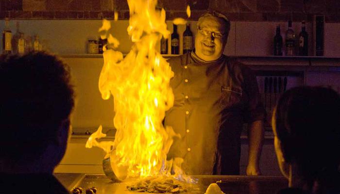 Auf dem Teppanyaki flammbiert