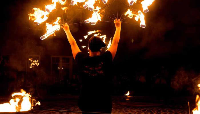 Eine Feuershow bei einer Hochzeit im Kaseinwerk im Hotel Beverland in Ostbevern