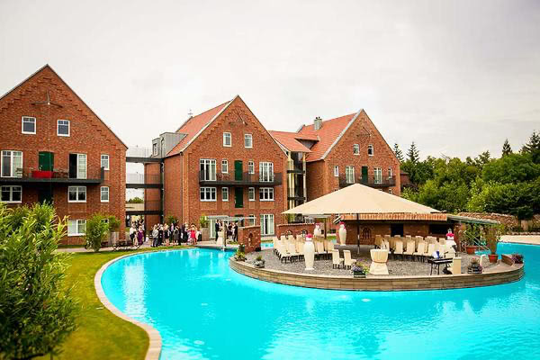 Freie Trauung auf der Insel im Pool in der Hochzeitslocation Beverland bei Münster
