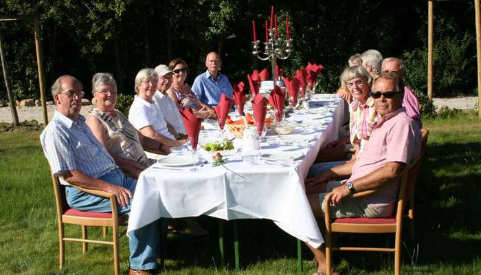feudale Tafel in der Natur für Betriebsausflug oder Incentive