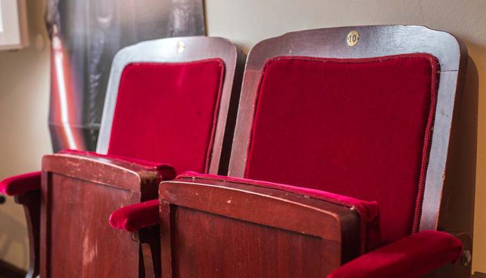 Historical cinema seats in the cinema theme room in the theme hotel Beverland between Münster and Osnabrück.