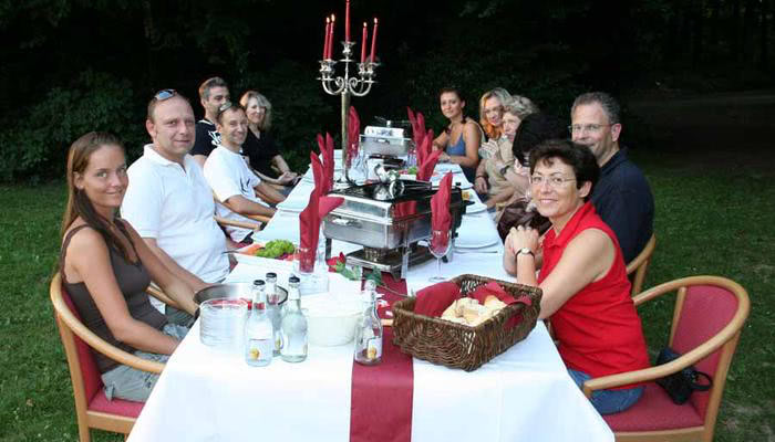feudal eingedeckte Tafel in der Natur