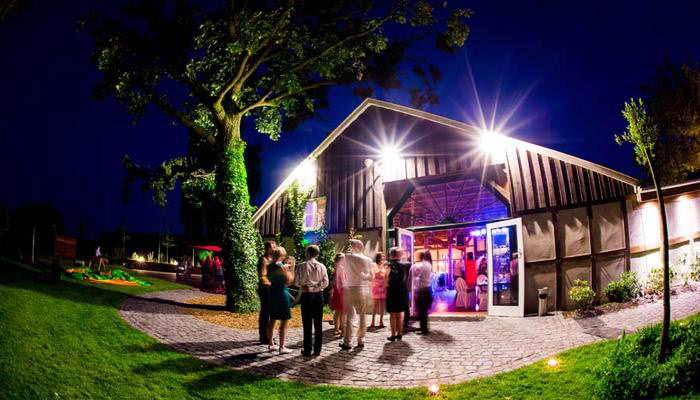 Die große Scheune auf dem Hof Beverland als Hochzeitslokation in Münster und in Osnabrück