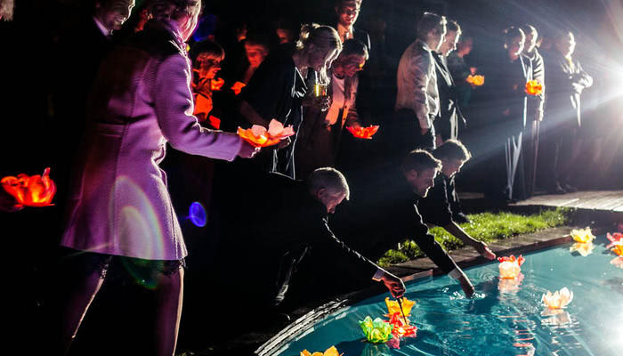 Kerzen auf Pool schwimmen lassen