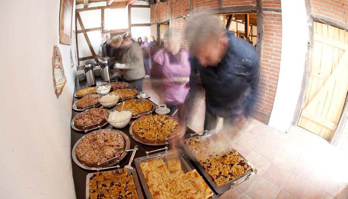 westfälisches Kuchenbuffet auf dem Hof Beverland