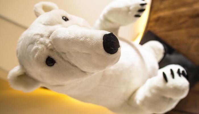 Onze ijsbeer in de iglo-themakamer in Hotel Beverland bij Münster en Osnabrück