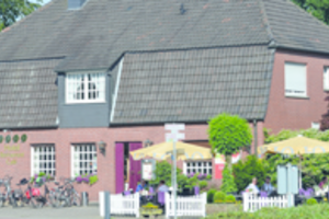 Das Hotel Timpen in Ladbergen von Außen mit Biergarten
