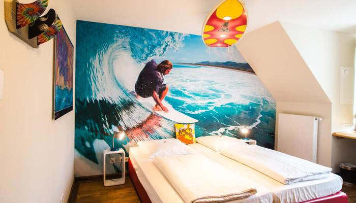 Bett im Surfer Themenzimmer im Hotel Beverland zwischen Münster und Osnabrück