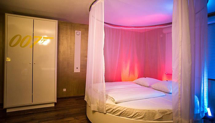 Das runde Bett im James Bond Hotelzimmer