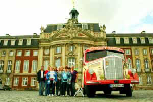 Stadtrundfahrt durch Münster mit historischem Oldtimerbus