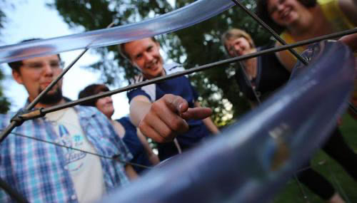Teilnehmer eines Teamtrainings im Münsterland kontruieren eine Murmelbahn
