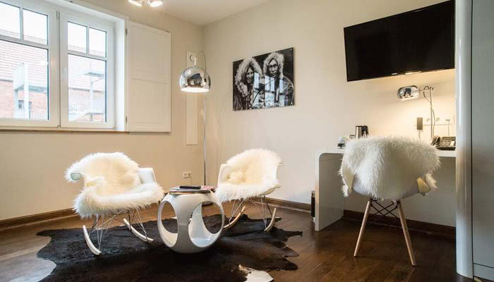 Eskimo-zithoek in de kamer met iglo-thema in het themahotel Beverland