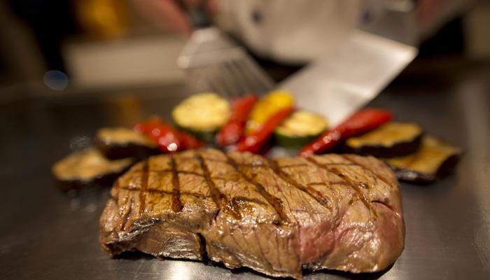 Steaks auf dem Teppanyaki zubereitet