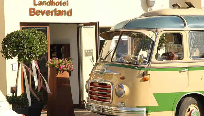 Oldtimerbus vor dem Landhotel Beverland