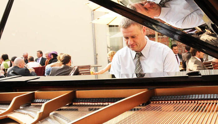Pianist am Steinwayflügel bei Hochzeitsfeiern