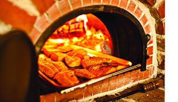 Der Flammlachs aus dem Steinofen im Beverland in Ostbevern