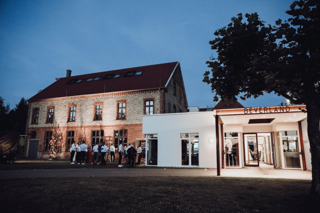 Außenansicht des Landhotels Beverland mit einer Hochzeitsgesellschaft vor dem Gebäude