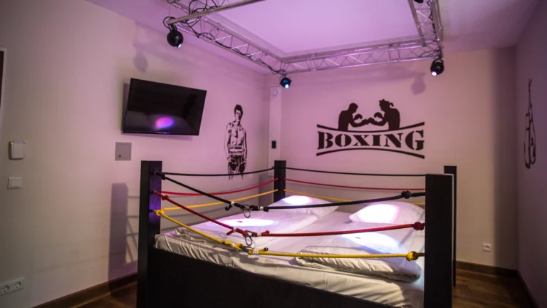 Zimmeransicht des Boxring Zimmers mit Boxarena-Beleuchtung
