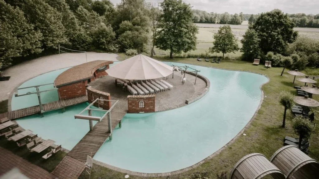 Blick von oben auf die Poolinsel und den umliegenden Pool im Beverland Resort