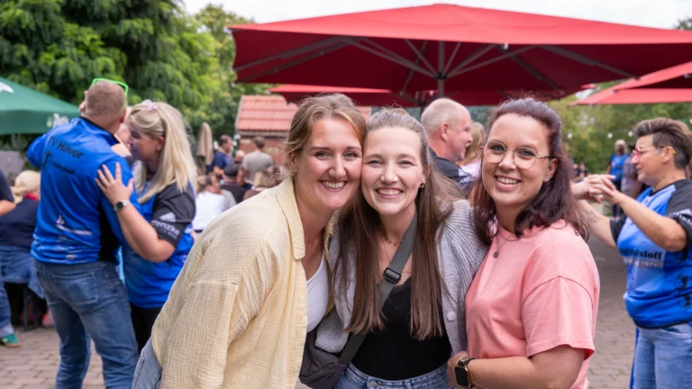 Freundinnen beim gemeinsamen Feiern im Biergarten des Hof Beverland