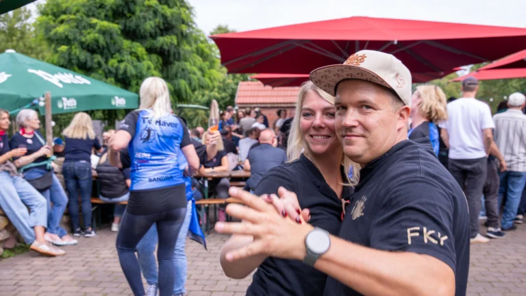 Paar beim Tanzen auf einer Party im Biergarten des Hof Beverland